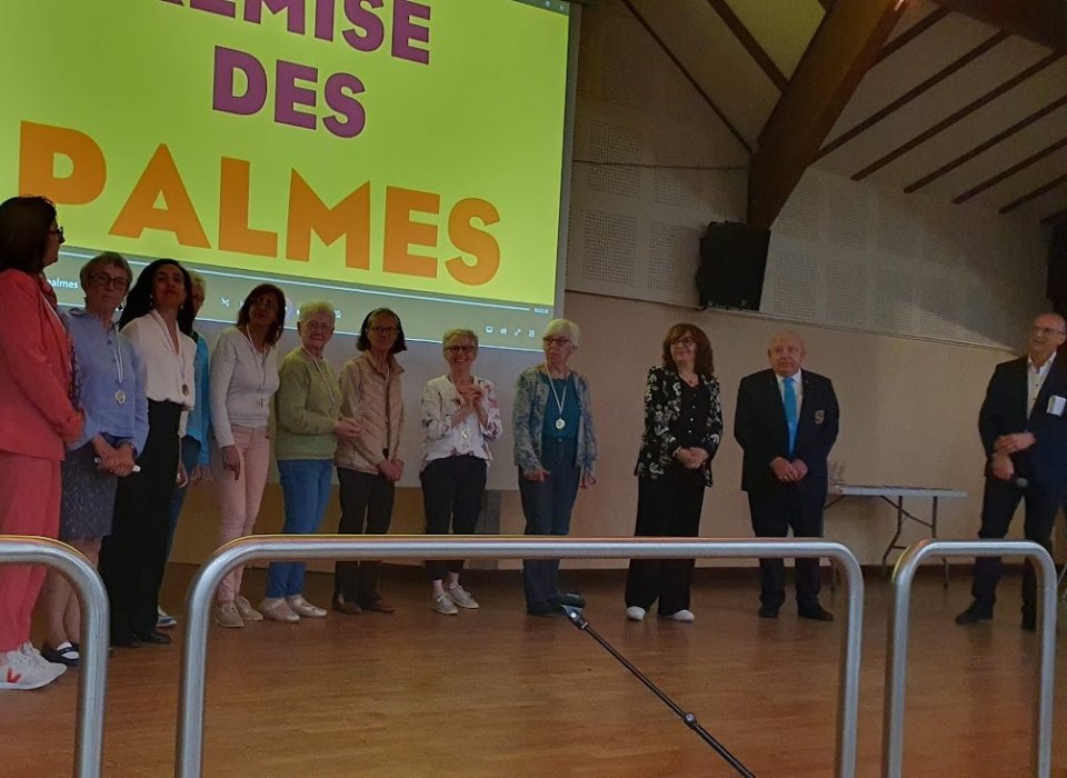L'équipe de la boutique Secours Catholique de Saint-Genis-Laval reçoit les Palmes de l'engagement L'équipe de la boutique Secours Catholique de Saint-Genis-Laval reçoit les Palmes de l'engagement