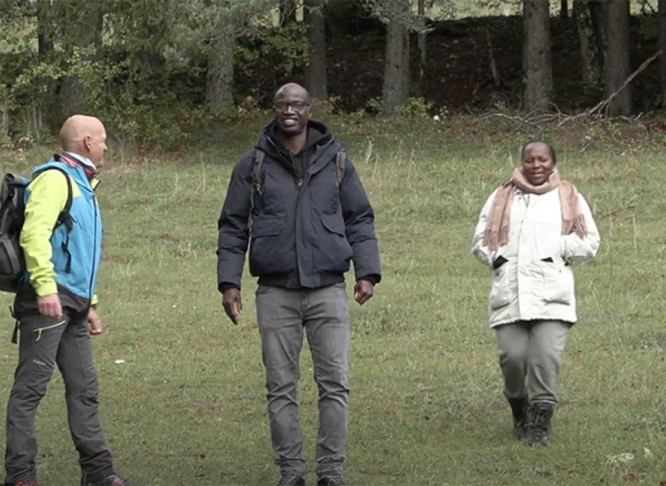 trois participants dans un pré, lors du voyage fraternel du Rhône dans le Vercors