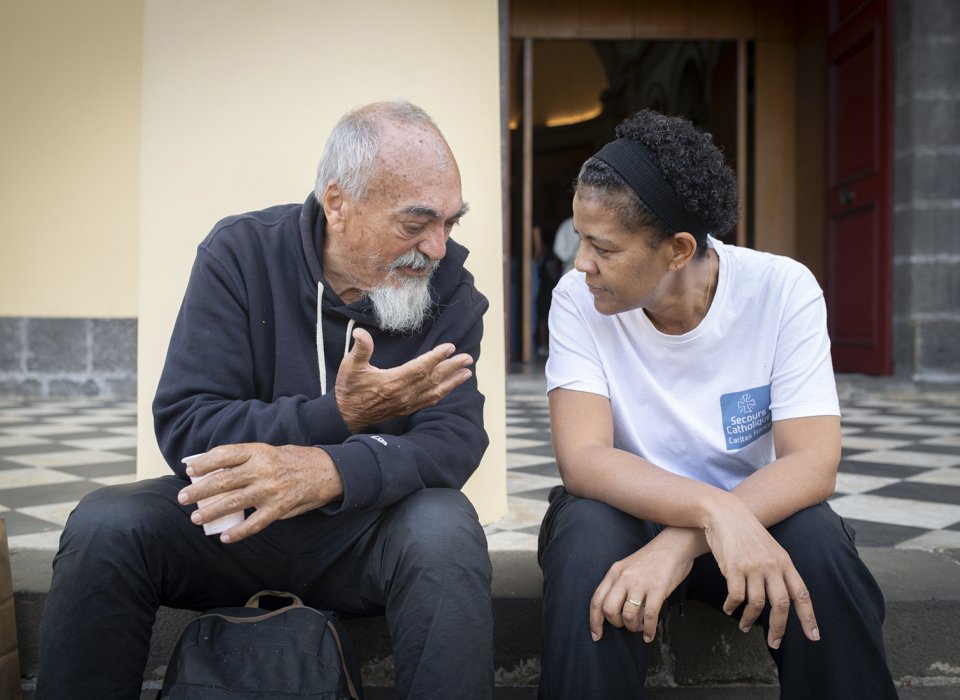Une bénévole et une personne accueillie, lors d'un café de rue à Saint-Denis de La Réunion