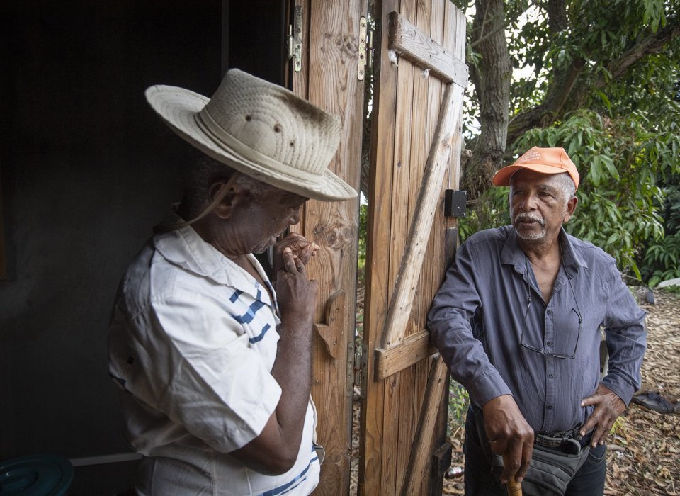 un bénévole du secours catholique rencontre une personne âgée isolée et mal-logée à la réunion