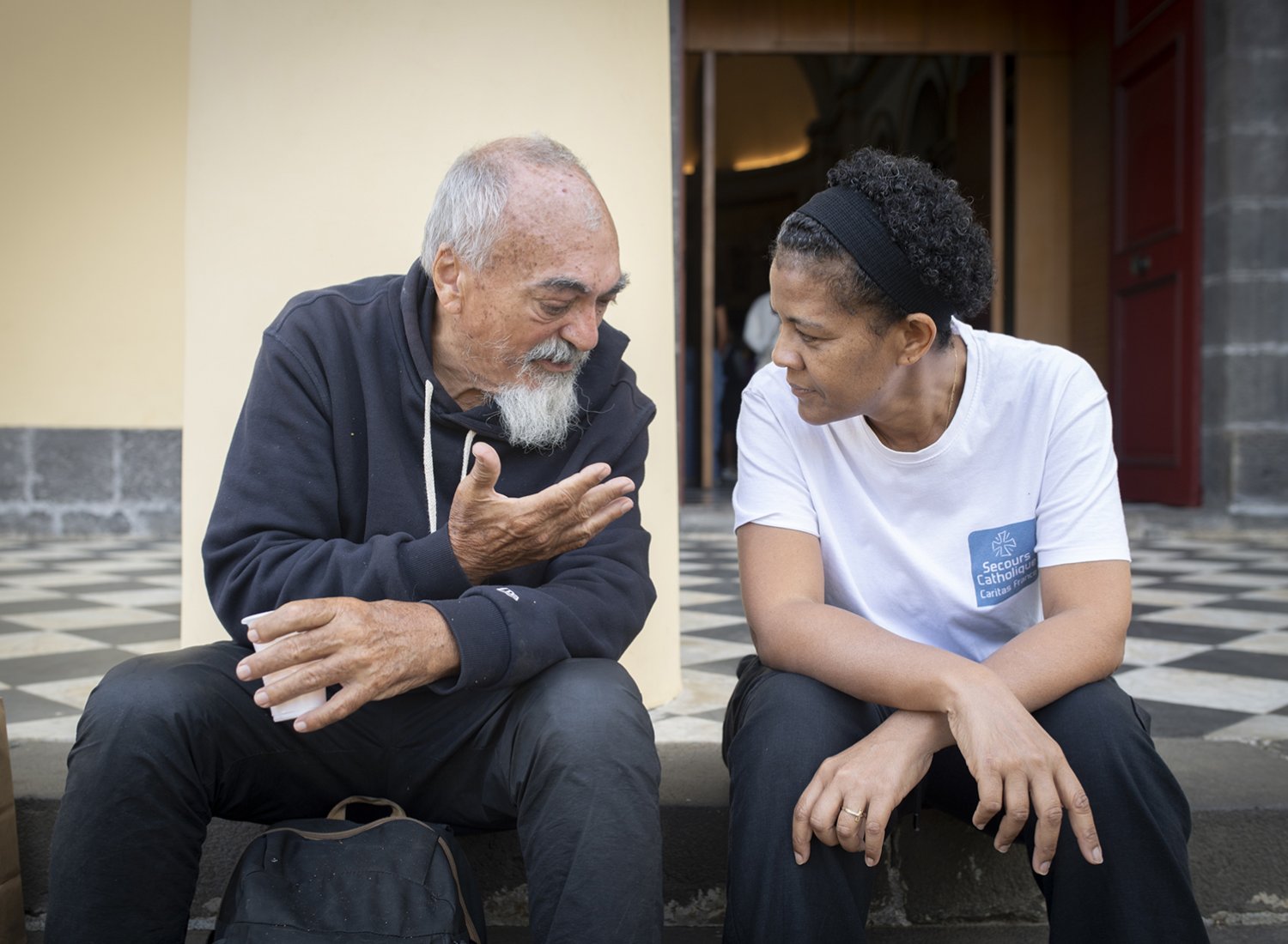 Une bénévole et une personne accueillie, lors d'un café de rue à Saint-Denis de La Réunion